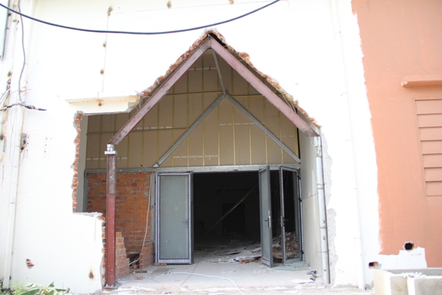 Tháo dỡ khu nhà xây trái phép theo kiểu người Hoa ở Đà Nẵng - Ảnh 1.