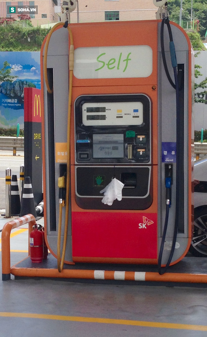 Trạm xăng Nhật Bản: Có sẵn cả bao tay lẫn khăn giấy để làm gì? - Ảnh 1.