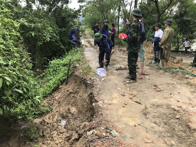 Hơn 500 người vác từng bao cát phăng phăng đi cứu đê sông Vinh trước nguy cơ vỡ - Ảnh 2.