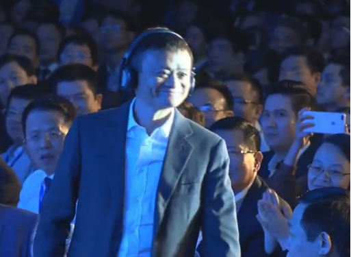 Jack Ma vui vẻ chụp ảnh selfie cùng người hâm mộ Việt - Ảnh 1.