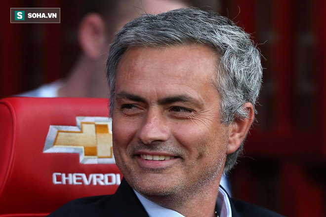Man United xếp thứ 6, các ông chủ vẫn trao quà cho Mourinho - Ảnh 1.