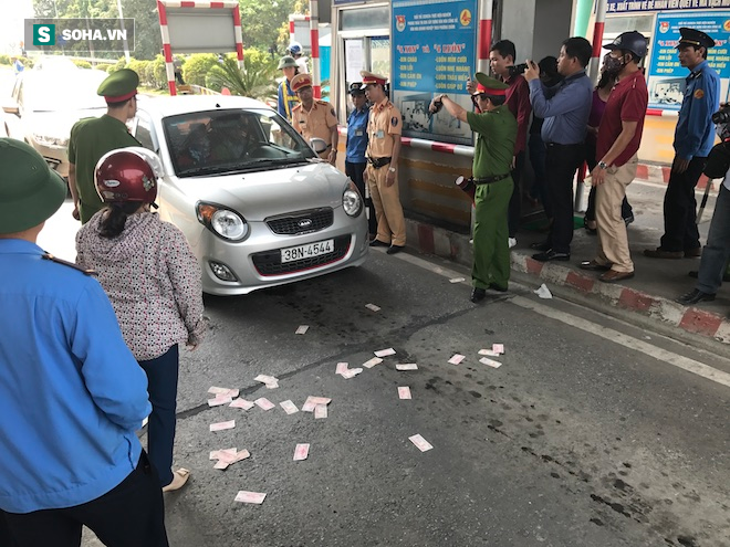 Tài xế lại dùng chiêu xài tiền lẻ, Trạm thu phí Bến Thuỷ tiếp tục mở cho xe đi miễn phí - Ảnh 14.