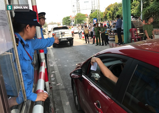 Tài xế lại dùng chiêu xài tiền lẻ, Trạm thu phí Bến Thuỷ tiếp tục mở cho xe đi miễn phí - Ảnh 15.