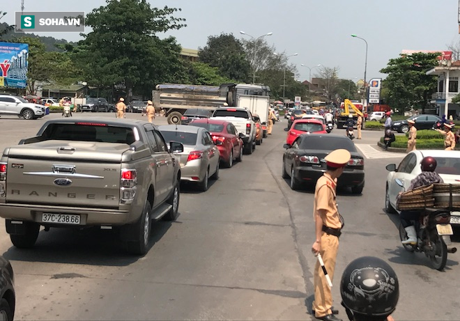 Tài xế lại dùng chiêu xài tiền lẻ, Trạm thu phí Bến Thuỷ tiếp tục mở cho xe đi miễn phí - Ảnh 18.