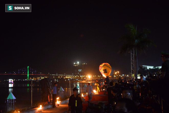 Hàng ngàn người đổ về bên cầu sông Hàn chờ xem Lễ hội pháo hoa quốc tế - Ảnh 16.