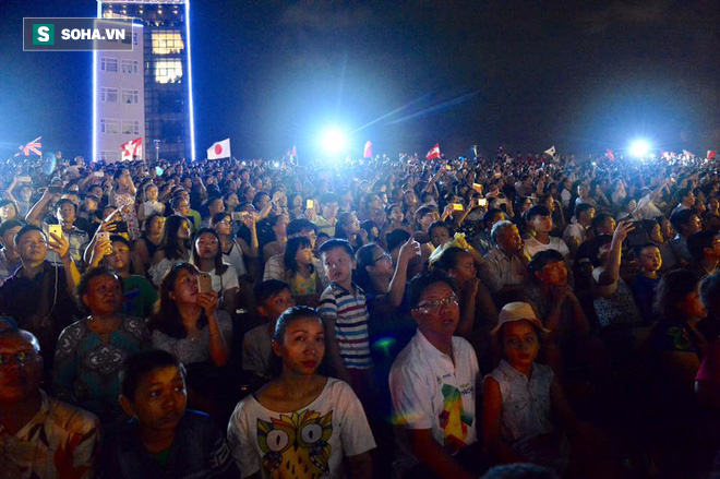 Hàng ngàn người đổ về bên cầu sông Hàn chờ xem Lễ hội pháo hoa quốc tế - Ảnh 17.