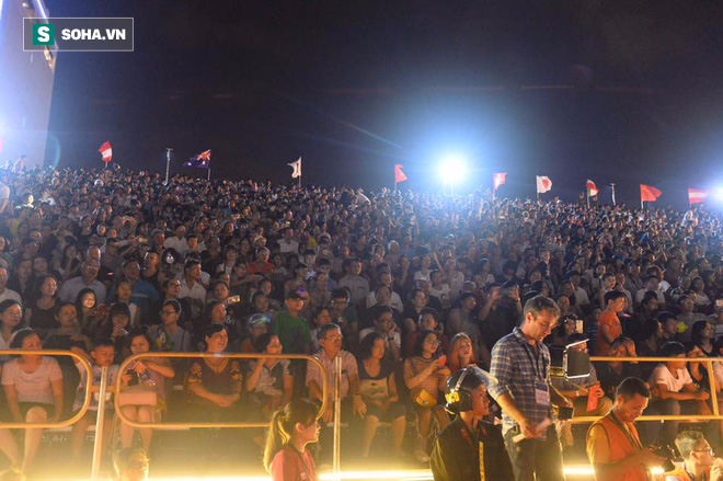 Hàng ngàn người đổ về bên cầu sông Hàn chờ xem Lễ hội pháo hoa quốc tế - Ảnh 18.