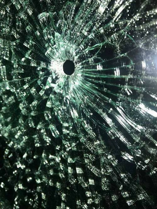 Nghi án xe khách bị kẻ đi taxi bắn vỡ kính khi chạy ở Quảng Ninh - Ảnh 1.