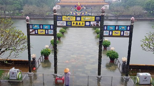 Cảnh tượng khó gặp: Cá chép bơi tung tăng ngay trước cửa Đại Nội Huế - Ảnh 2.