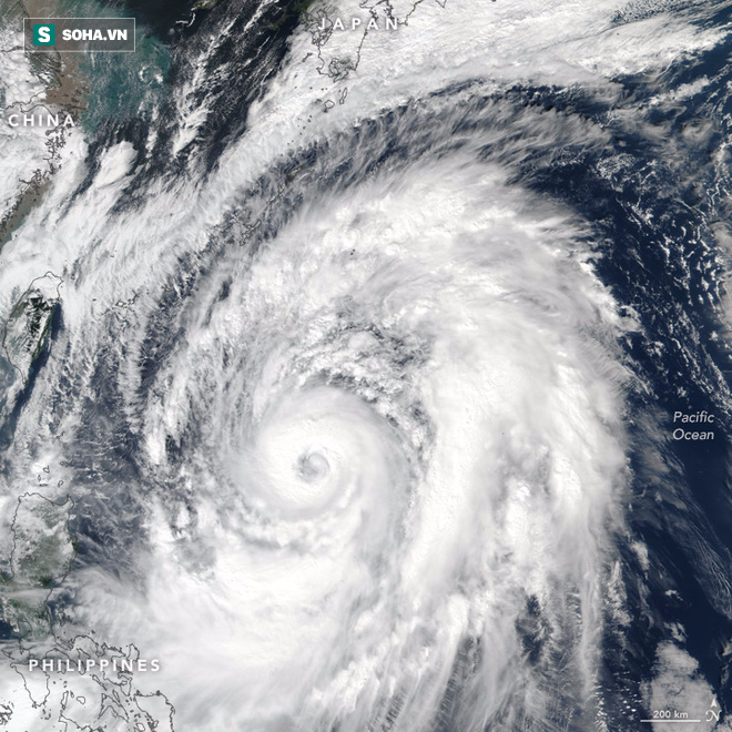 Cận cảnh siêu bão quái vật có mắt bão rộng hơn 80.000 m đang tấn công Nhật Bản - Ảnh 3.
