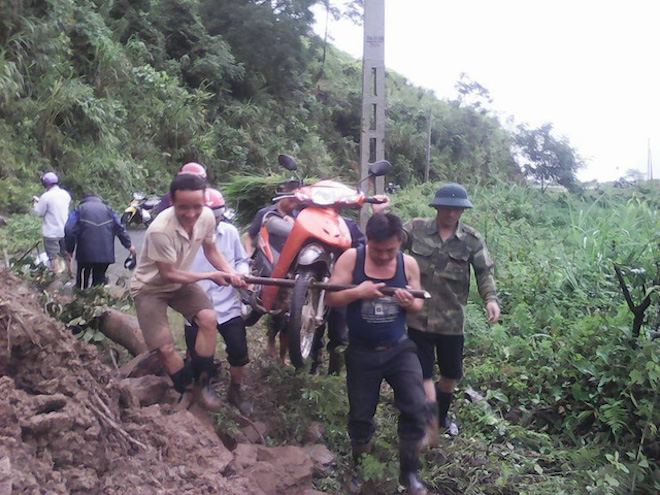 Lũ quét kinh hoàng cuốn nhiều nhà ở vùng biên giới Nghệ An - Ảnh 4.