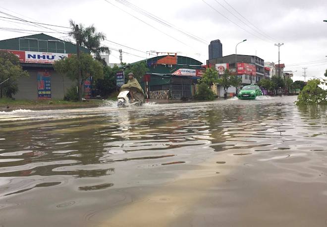 Tại TP. Hà Tĩnh (Hà Tĩnh) do ảnh hưởng của áp thấp nhiệt đới gây mưa lớn khiến các tuyến đường trên địa bàn cũng bị ngập nặng từ 30-60cm.
