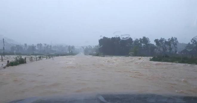 Ảnh hưởng của áp thấp nhiệt đới: Ở huyện Nghi Lộc (Nghệ An), nhiều tuyến đường đã bị chia cắt.