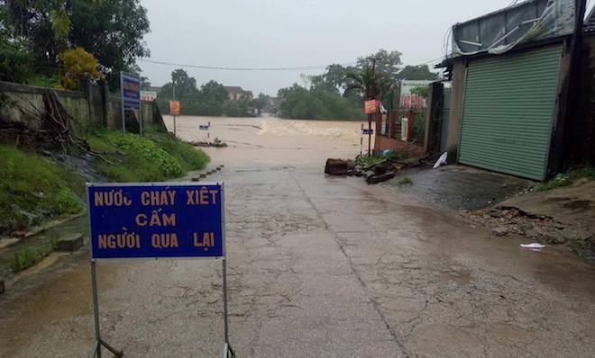 Nhiều vùng ngập sâu do ảnh hưởng của áp thấp nhiệt đới: Cầu tràn tại thị trấn Phố Châu (Hương Sơn, Hà Tĩnh) nước chảy xiết. Các cơ quan chức năng đã đặt biển cảnh báo để cấm người qua lại cầu.