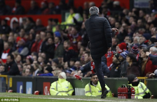 Những màn “võ chợ” trứ danh của Mourinho khiến đối thủ chào thua - Ảnh 9.