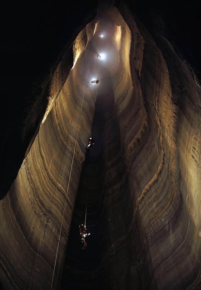 Thám hiểm hang không đáy sâu nhất hành tinh, được ví như lối vào lòng Trái Đất - Ảnh 2.