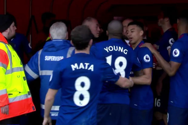 Sau chiến thắng, Jose Mourinho tham gia ẩu đả với đối thủ - Ảnh 1.