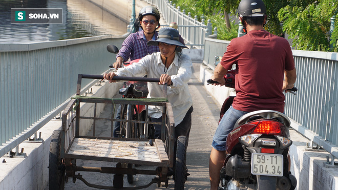 TP HCM: Cầu xây cho người đi bộ bị xe máy giành để... đi cho gần - Ảnh 4.