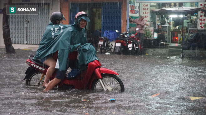 Cơn mưa lớn lại khiến đường phố Sài Gòn biến thành sông - Ảnh 1.