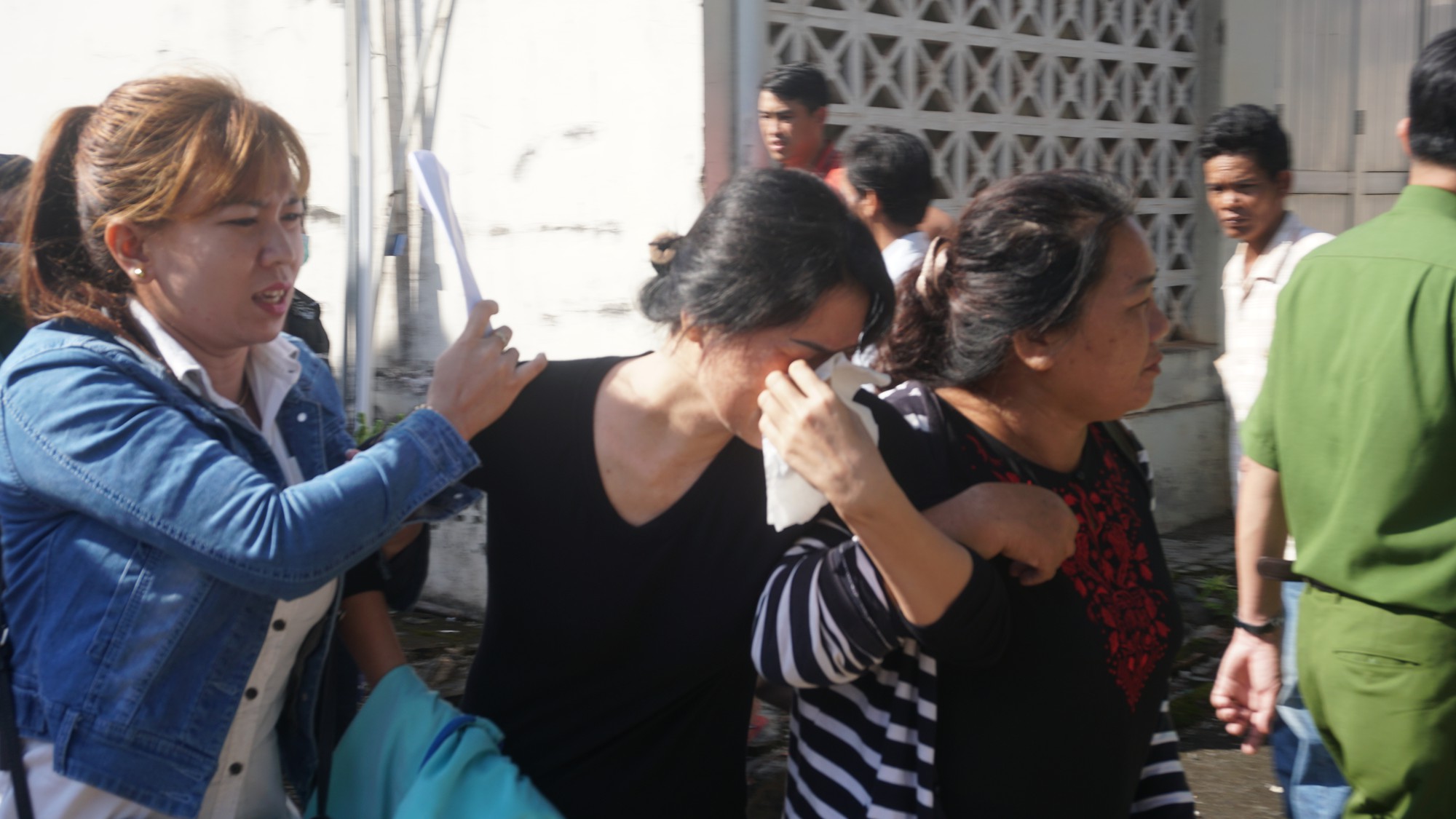 Mẹ tử tù Nguyễn Hải Dương khóc ngất khi nhìn thi thể con lần cuối - Ảnh 6.