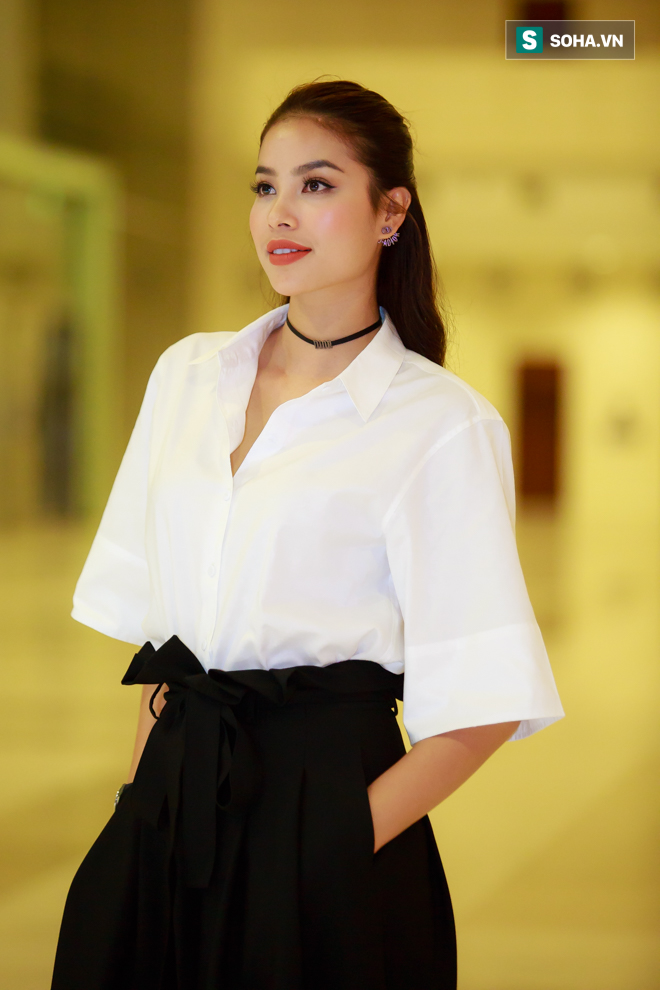 Huyền My, Phạm Hương khoe vẻ đẹp quyến rũ với phong cách lạ - Ảnh 2.