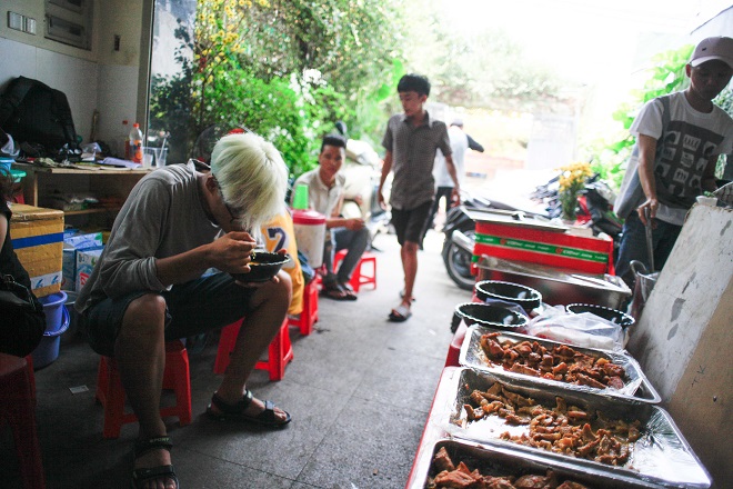 Vợ chồng Thu Trang - Tiến Luật ôm hôn tình cảm ở phim trường trước mắt mọi người - Ảnh 13.