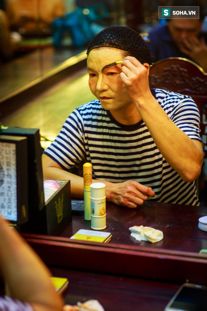 Cuộc sống bán phổi của nghệ sĩ Việt nổi tiếng sau chiếc mặt nạ dày cộp - Ảnh 9.