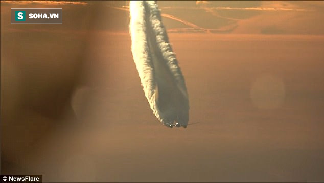 Hiếm có: Boeing 787 nhả cả thác mây khổng lồ trên bầu trời Nga - Ảnh 1.