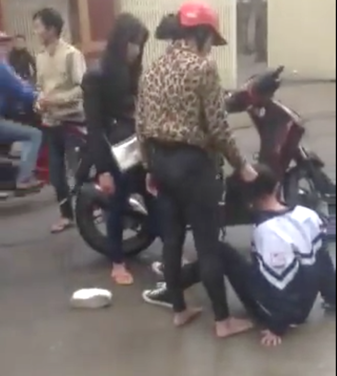 Phạt hành chính 2 thiếu nữ đánh đập nữ sinh lớp 10 trước cổng trường vì bị đòi nợ - Ảnh 1.