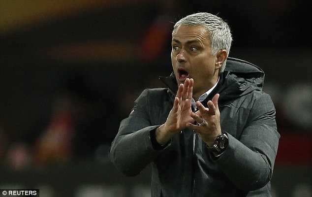 Mảnh giấy bí ẩn và hành động khó hiểu của Mourinho - Ảnh 1.