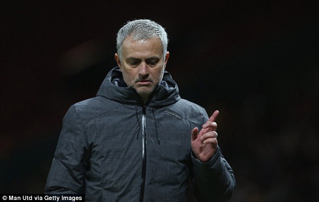 Mourinho ức chế, dùng lời mỉa mai khi chứng kiến bạn thân bị sa thải - Ảnh 2.