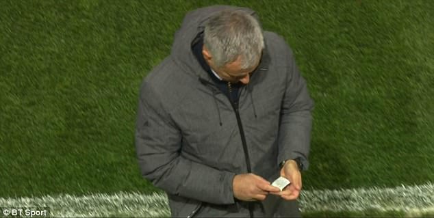 Mảnh giấy bí ẩn và hành động khó hiểu của Mourinho - Ảnh 4.