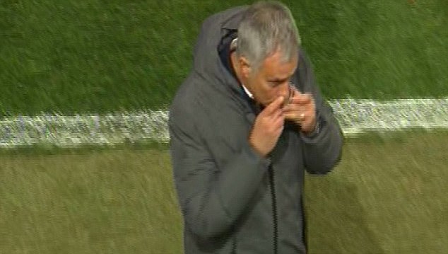 Mảnh giấy bí ẩn và hành động khó hiểu của Mourinho - Ảnh 5.