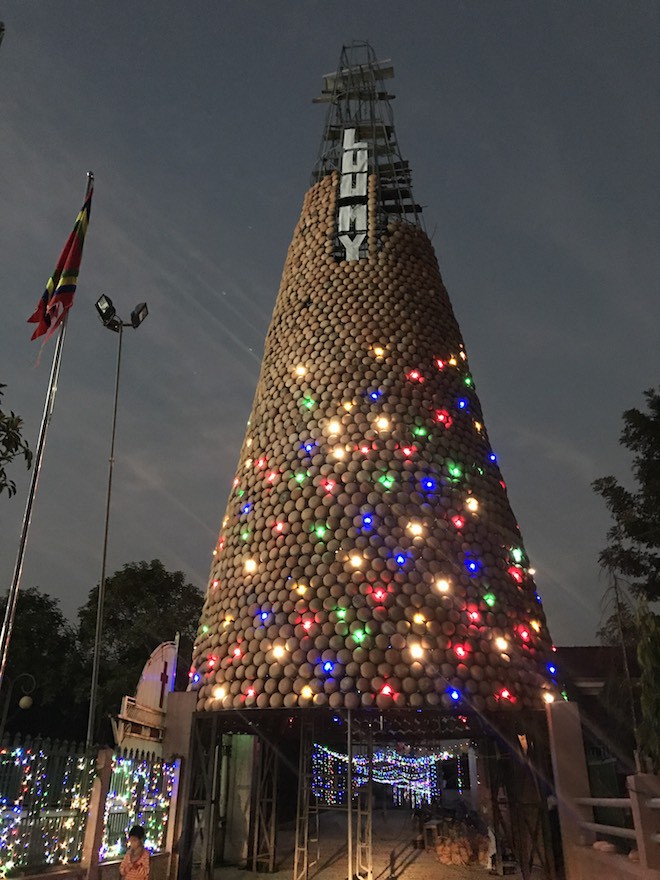 Dân phải dùng loa trao đổi khi dựng cây thông Noel độc nhất vô nhị ở Nghệ An - Ảnh 18.