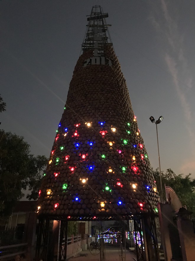 Dân phải dùng loa trao đổi khi dựng cây thông Noel độc nhất vô nhị ở Nghệ An - Ảnh 19.