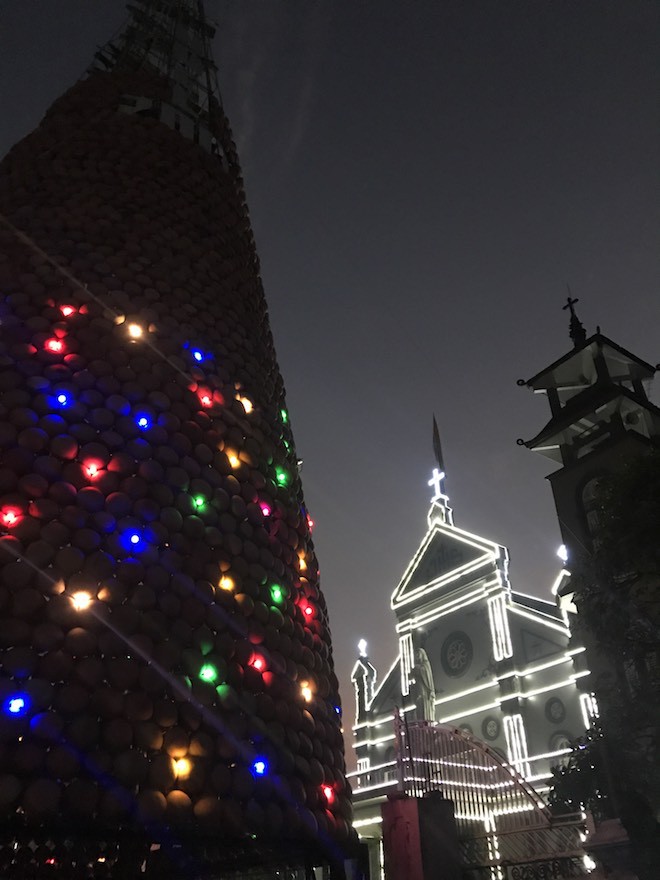 Dân phải dùng loa trao đổi khi dựng cây thông Noel độc nhất vô nhị ở Nghệ An - Ảnh 20.