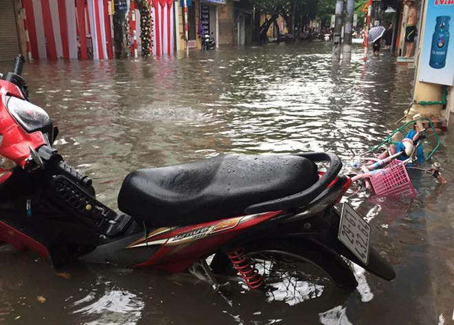 Hàng chục tàu cá chìm, đường sắt tê liệt, phố phường Hà Nội ngập sâu trong bão số 2 - Ảnh 2.