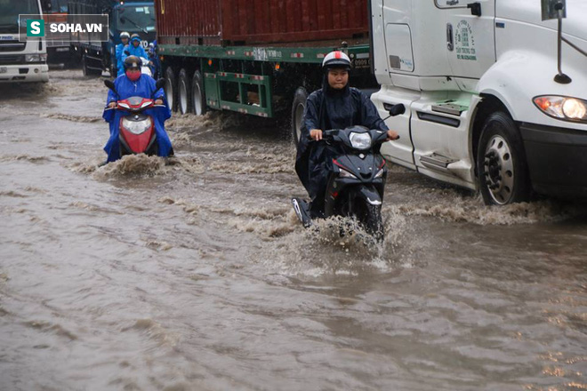 Người Sài Gòn lại bì bõm lội nước trên đường phố sau trận mưa lớn - Ảnh 5.