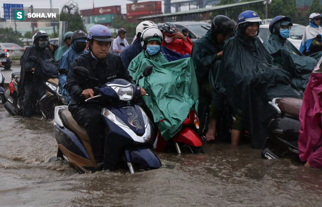 Người Sài Gòn lại bì bõm lội nước trên đường phố sau trận mưa lớn - Ảnh 3.