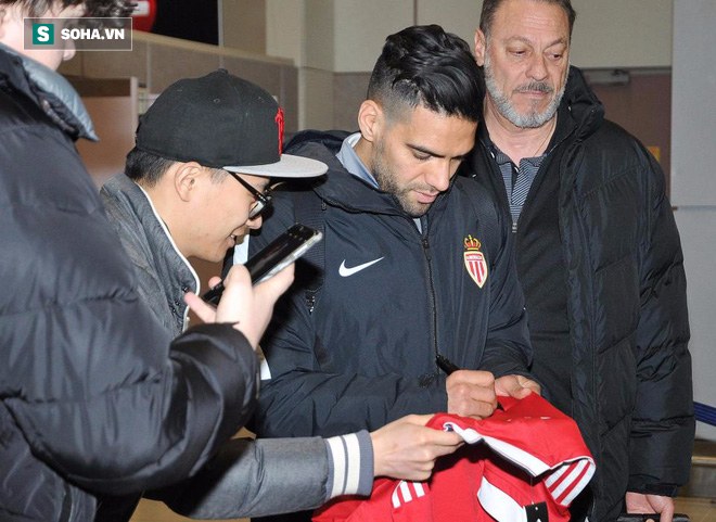 Chưa phải người Quỷ đỏ, đồng đội Falcao đã ký tên lên áo đấu Man United - Ảnh 3.