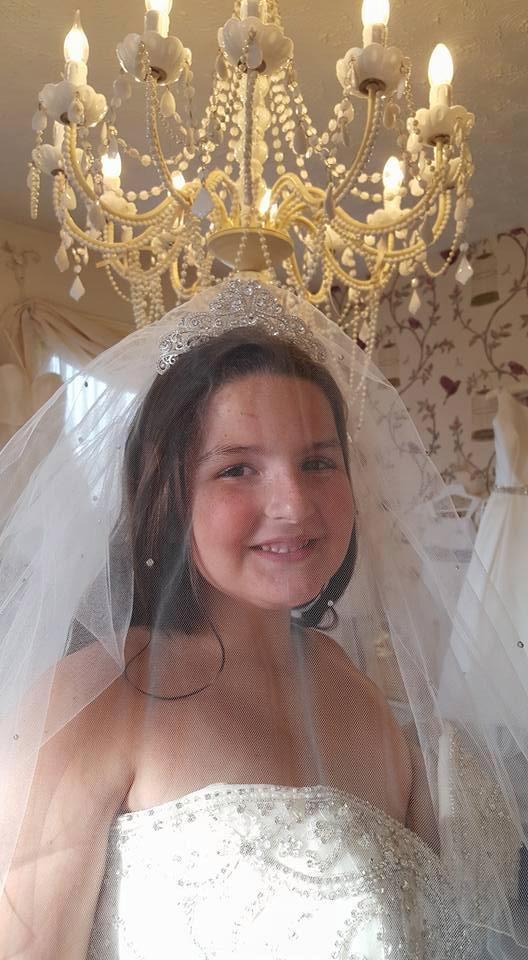 Bố mẹ yêu cầu hai cô con gái 8 và 12 tuổi mặc váy cưới chụp ảnh vì một lý do sẽ khiến ta bật khóc - Ảnh 4.