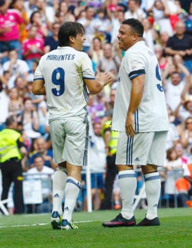 Ronaldo béo khệ nệ ôm bụng tái xuất trong màu áo Real Madrid - Ảnh 2.