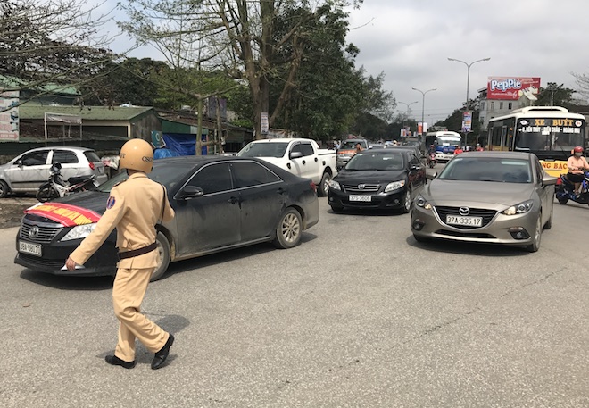 Hơn 30 ô tô lại lên cầu Bến Thuỷ phản đối thu phí, CSGT điều động xe cẩu cưỡng chế - Ảnh 10.