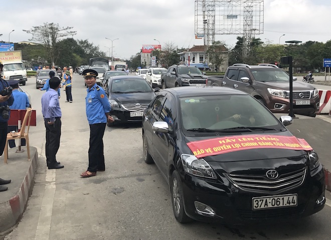 Hơn 30 ô tô lại lên cầu Bến Thuỷ phản đối thu phí, CSGT điều động xe cẩu cưỡng chế - Ảnh 12.