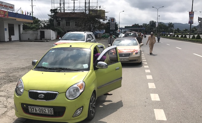 Hơn 30 ô tô lại lên cầu Bến Thuỷ phản đối thu phí, CSGT điều động xe cẩu cưỡng chế - Ảnh 6.