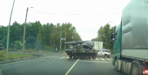 Lính Nga trổ tài lết bánh bằng xe bọc thép, đâm nát ô-tô trên đường cao tốc - Ảnh 1.