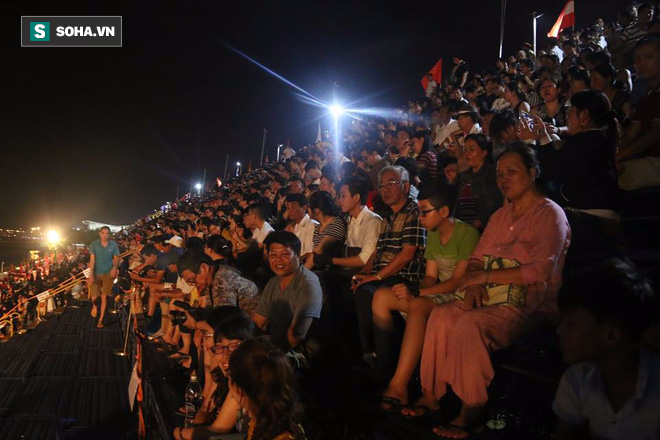 Hàng ngàn người đổ về bên cầu sông Hàn chờ xem Lễ hội pháo hoa quốc tế - Ảnh 9.