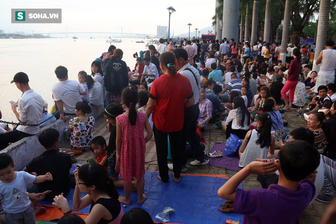 Hàng ngàn người đổ về bên cầu sông Hàn chờ xem Lễ hội pháo hoa quốc tế - Ảnh 2.