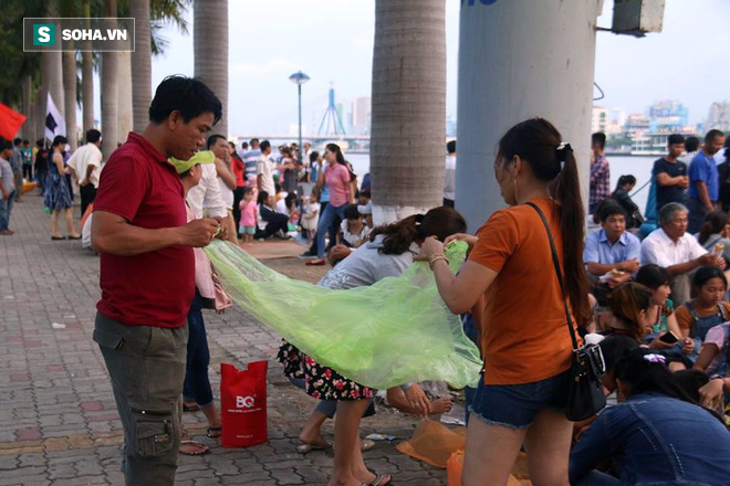 Hàng ngàn người đổ về bên cầu sông Hàn chờ xem Lễ hội pháo hoa quốc tế - Ảnh 6.