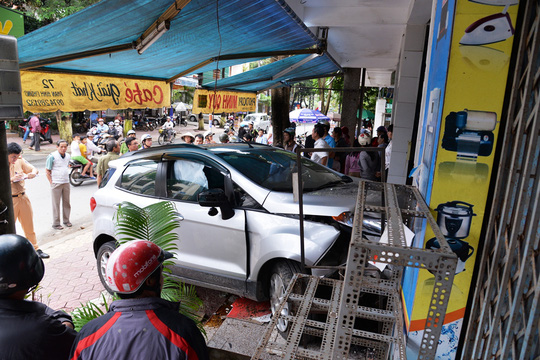 Ngồi trong nhà, bị ô tô tông nhập viện - Ảnh 1.